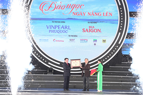 [-]Bức[-]tranh[-]cổ[-]động[-]về[-]xã[-]hội,[-]văn[-]hóa[-]và[-]con[-]người[-]Phú[-]Quốc[-]lớn[-]nhất